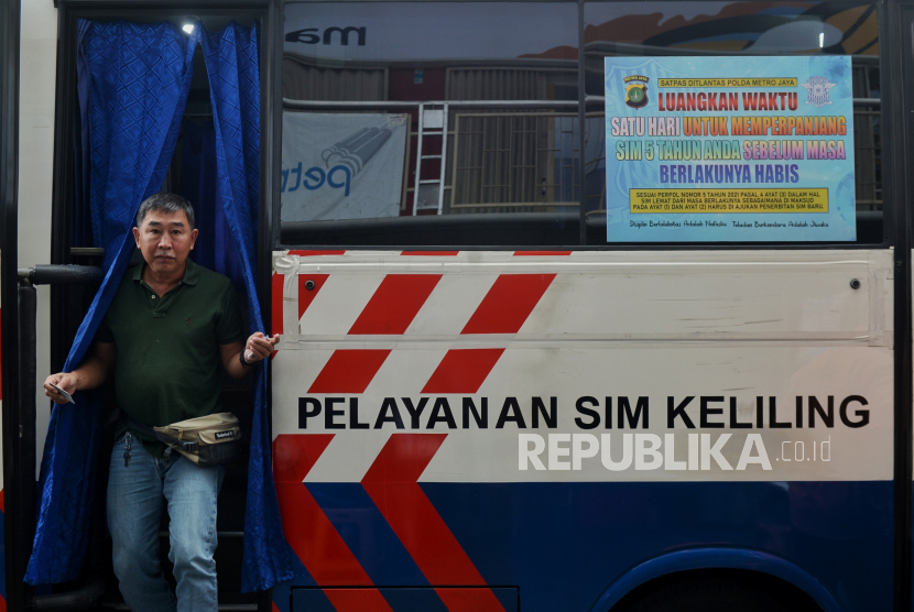Warga melakukan perpanjangan masa aktif Surat Izin Mengemudi (SIM) melalui pelayanan SIM Keliling. Layanan SIM Keliling di Jakarta kembali beroperasi usai libur lebaran 2024.