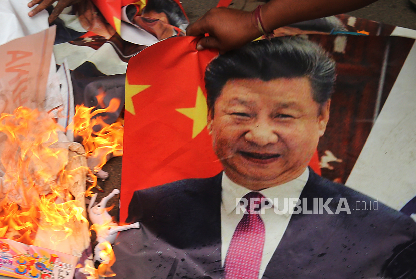 Aktivis membakar foto-foto Presiden Cina Xi Jinping saat demonstrasi di Bangalore, India, Rabu (17/62020). Menurut laporan media, dua puluh personel Angkatan Darat India termasuk seorang kolonel tewas dalam bentrokan dengan pasukan Cina di Lembah Galwan di wilayah timur Ladakh.