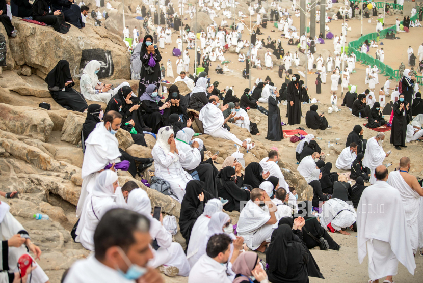 Sebuah foto selebaran yang disediakan oleh Kementerian Haji dan Umrah Saudi menunjukkan jamaah haji mengenakan masker pelindung wajah, berdoa di Jabal al-Rahmah (Bukit Rahmat) pada Hari Arafah, sebagai bagian dari ritual penting ziarah haji tahunan di kota tenda Arafat, Arab Saudi, 19 Juli 2021. 