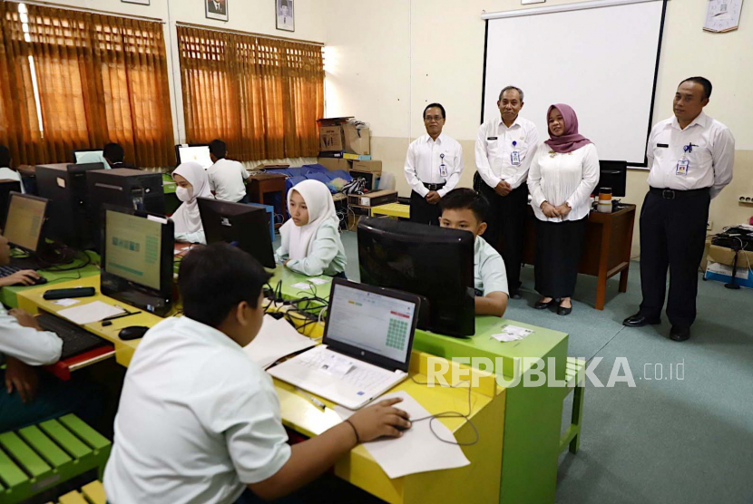 Bupati Sleman, Kustini Sri Purnomo, meninjau langsung pelaksanaan Assesmen Standardisasi Pendidikan Daerah Berbasis Komputer (ASPD-BK) jenjang SD, di SD Negeri Denggung beberapa waktu lalu.
