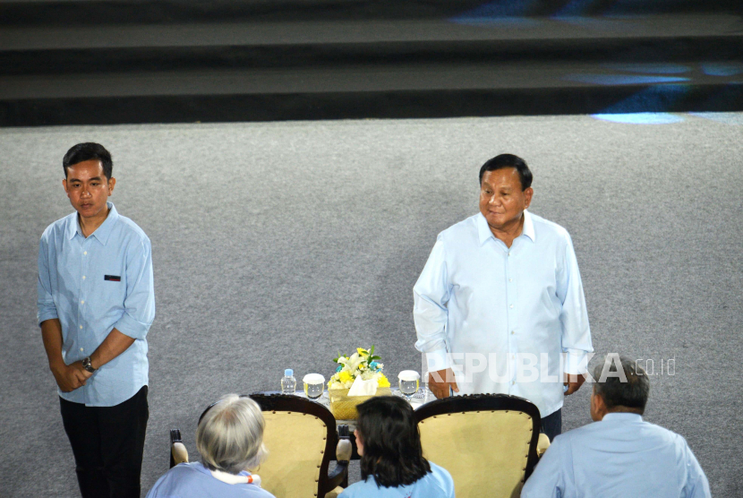 Capres dan cawapres nomor urut 2 Prabowo Subianto dan Gibran Rakabuming Raka saat menghadiri acara Penguatan Antikorupsi untuk Penyelenggara Negara Berintegritas (PAKU Integritas) di Gedung KPK, Jakarta, Rabu (17/1/2024). Kegiatan yang diselenggarakan KPK tersebut dihadiri oleh ketiga pasangan capres dan cawapres nomor urut 1, 2 dan 3 dengan tujuan untuk menyampaikan terkait persoalan dan hambatan KPK dalam pemberantasan korupsi sehingga para pasangan capres dan cawapres tersebut dapat terlibat dalam penyelesaian persoalan yang dihadapi KPK.