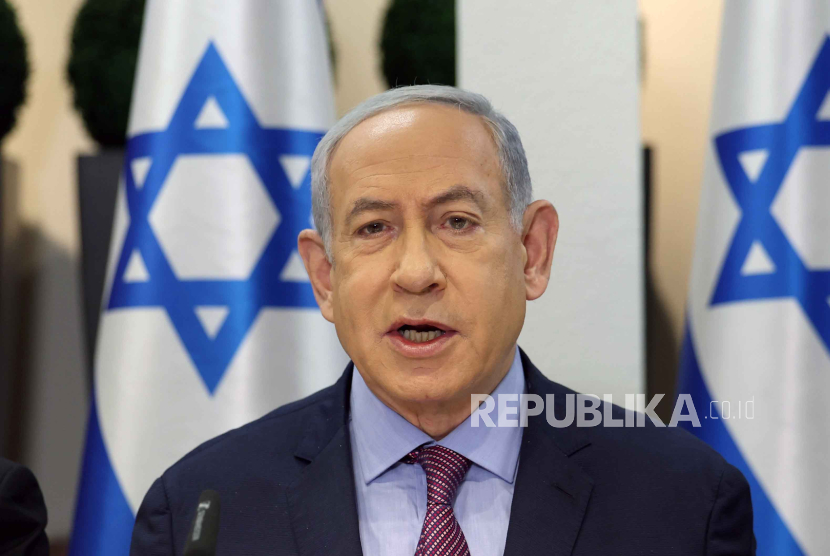 Perdana Menteri Israel Benjamin Netanyahu menghadiri rapat kabinet mingguan di pangkalan militer Kirya di Tel Aviv, Israel, (31/12/2023).