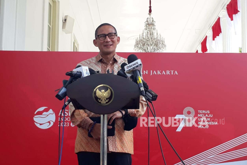 Menteri Pariwisata dan Ekonomi Kreatif Sandiaga Salahuddin Uno saat memberikan keterangan pers di Kompleks Istana Kepresidenan, Jakarta Pusat, Selasa (1/8/2023).