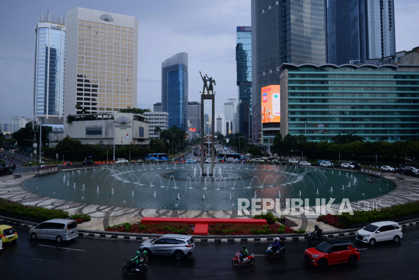 Sejumlah kendaraan melintas di kawasan Bundaran HI, Jakarta, Jumat (20/1/2023). Sekretaris Jendral Perhimpunan Hotel dan Restoran (PHRI) Maulana Yusran mengatakan pencabutan Pemberlakuan Pembatasan Kegiatan Masyarakat (PPKM) menjadi salah satu faktor okupansi atau keterisian kamar hotel di momen libur Tahun Baru Imlek kali ini mengalami peningkatan.