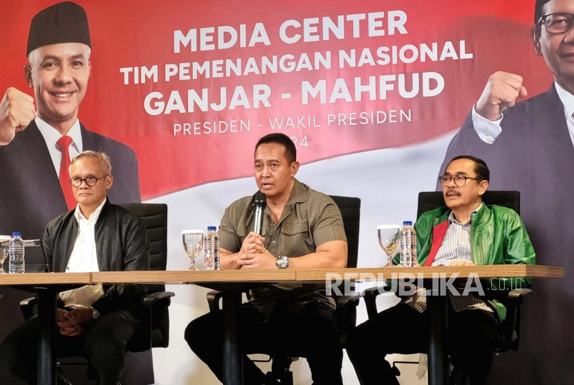 Mantan panglima TNI yang kini Wakil Ketua Tim Pemenangan Nasional (TPN) Ganjar Pranowo-Mahfud MD, Jenderal (Purn) Andika Perkasa (tengah). (ilustrasi)