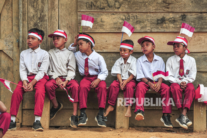 Pelajar dari kelompok masyarakat adat Suku Talang Mamak menunggu untuk mengikuti upacara peringatan HUT ke-79 RI di kawasan restorasi Alam Bukit Tigapuluh, Semerantihan, Tebo, Jambi, Sabtu (17/8/2024). Puluhan masyarakat adat yang bermukim di kawasan penyangga Taman Nasional Bukit Tigapuluh (TNBT) setempat antusias melaksanakan upacara kemerdekaan yang dirangkai dengan beberapa perlombaan. 