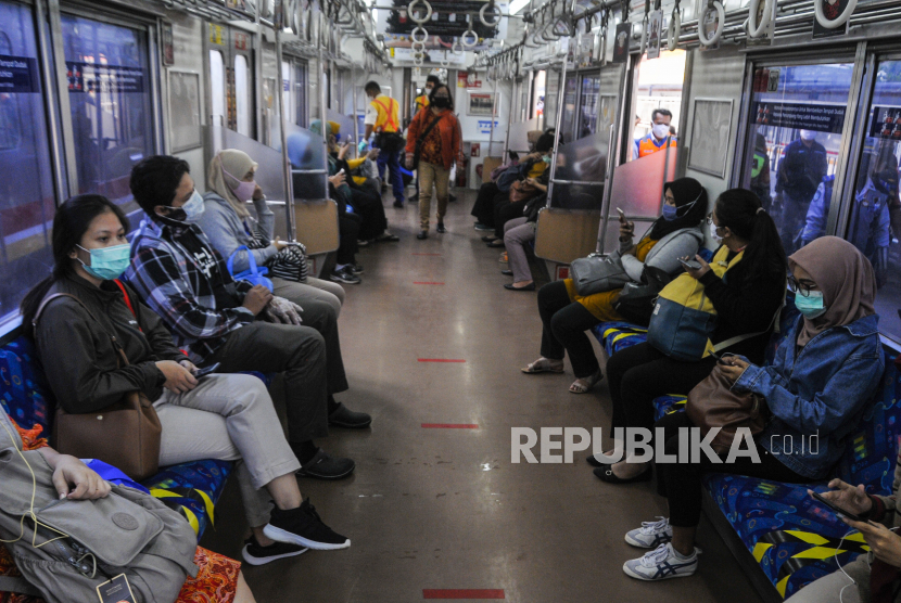 Sejumlah penumpang menaiki Kereta Rel Listrik (KRL) Commuter Line menuju Jakarta di stasiun Bekasi, Jawa Barat, Rabu (15/4/2020). Pada hari pertama Pembatasan Sosial Berskala Besar (PSBB) penumpang kereta api menuju Jakarta diatur untuk menjaga jarak fisik dan jumlah penumpang dibatasi