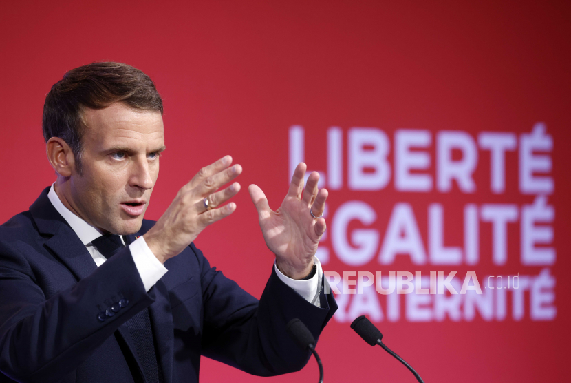 Presiden Prancis Emmanuel Macron menyampaikan pidatonya untuk menyampaikan strateginya melawan separatisme di Les Mureaux, di luar Paris, 02 Oktober 2020.