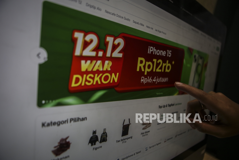 Warga menunjukan promosi potongan harga Hari Belanja Online Nasional (Harbolnas) di aplikasi belanja daring di Jakarta, Selasa (12/12/2023). 