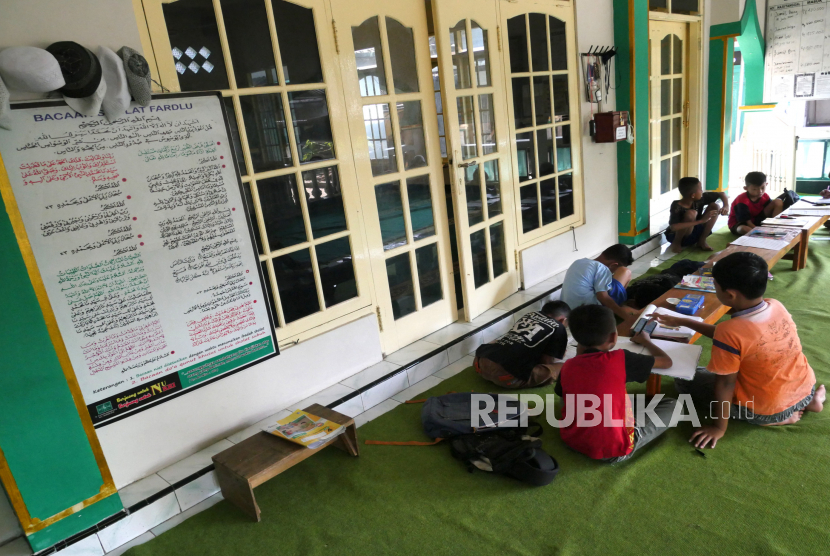 Anak-anak belajar dan mengerjakan tugas sekolah secara daring di serambi Masjid (ilustrasi)