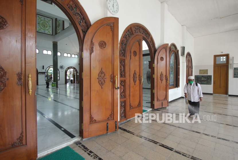 Pengurus masjid menyemprotkan larutan disinfektan di lantai Masjid Rahmat, Surabaya, Jawa Timur, Sabtu (25/4/2020). Masjid yang terletak di Jalan Kembang Kuning tersebut merupakan salah satu masjid tua di Surabaya dan peninggalan Sunan Ampel