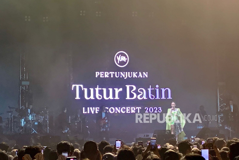 Rangkaian konser Yura Yunita bertajuk Pertunjukan Tutur Batin Live in Concert yang digelar di Tennis Indoor Senayan, Jakarta, Jumat (16/6/2023).