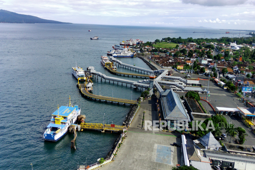 Foto udara sejumlah kapal melakukan bongkar muat kendaraan di Pelabuhan Ketapang Banyuwangi, Jawa Timur, Selasa (11/4/2023).