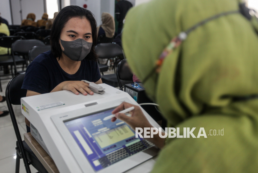 Warga diperiksa kesehatan mentalnya menggunakan metode Heart Rate Variability (HRV) Test di RSUD Taman Sari, Jakarta Barat, Selasa (20/2/2024).
