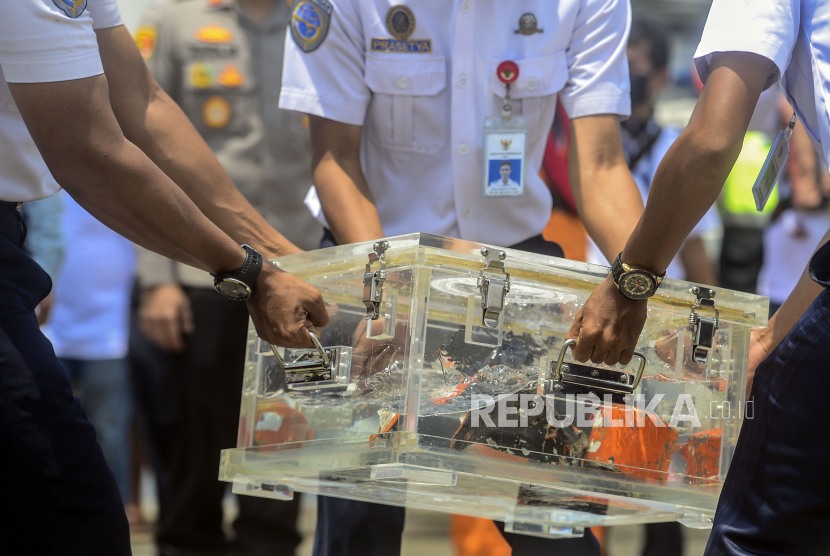 Petugas membawa kotak yang berisi Cockpit Voice Recorder (CVR) Sriwijaya Air SJ-182 di Dermaga JICT 2, Tanjung Priok, Jakarta, Rabu (31/3). Saat ini dua komponen kotak hitam pesawat dengan nomor registrasi PK-CLC tersebut yakni flight data recorder (FDR) dan cockpit voice recorder (CVR) sudah ditemukan.