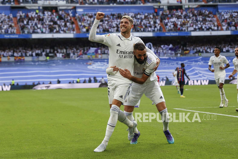 Federico Valverde (kiri) dari Real Madrid merayakan dengan rekan setimnya Karim Benzema (kanan) setelah mencetak gol dalam pertandingan :La Liga Spanyol.