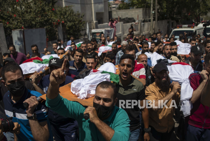 Warga Palestina menghadiri pemakaman dua wanita dan delapan anak keluarga Abu Hatab di Kota Gaza, yang tewas setelah serangan udara Israel, Sabtu, 15 Mei 2021.