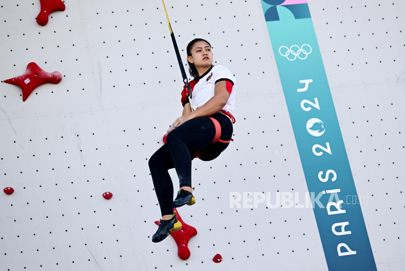 Atlet panjat tebing putri Indonesia Desak Made Rita Kusuma Dewi saat bertanding pada kualifikasi nomor speed putri Olimpiade Paris 2024 di Le Bourget Climbing Venue, Paris, Prancis, Senin (5/8/2024). 