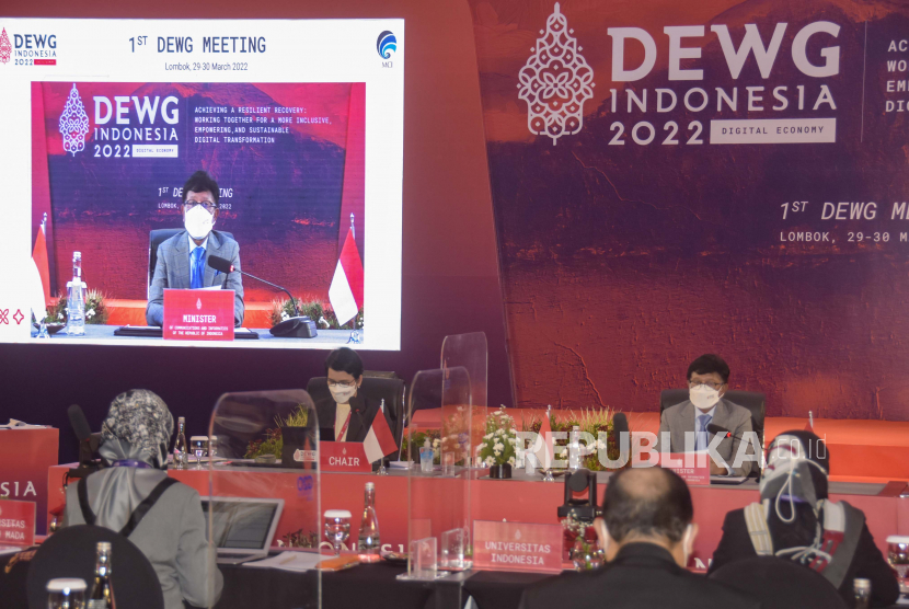Menteri Komunikasi dan Informatika (Kominfo) Johnny G. Plate (kanan) menyampaikan sambutannya saat membuka acara meeting pertama Digital Economy Working Group (DEWG) Presidensi G20 Indonesia di Hotel Aruna , Senggigi, Kecamatan Batulayar, Lombok Barat, NTB, Selasa (29/3/2022). Pertemuan pertama DEWG G20  tersebut membahas tiga isu utama yakni konektifitas dan pemulihan pascapandemi COVID-19 (conectivity and post COVID-19 recovery), kemampuan dan literasi digital (digital skill and digital literacy) dan arus data lintas batas (cross-border data flow dan data free flow with trust). 