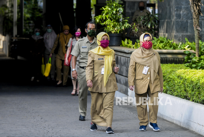 Sejumlah Pegawai Negeri Sipil (PNS) Pemerintah Provinsi (Pemprov) DKI Jakarta saat akan bekerja di Balai Kota DKI Jakarta, Senin (8/6). (ilustrasi)