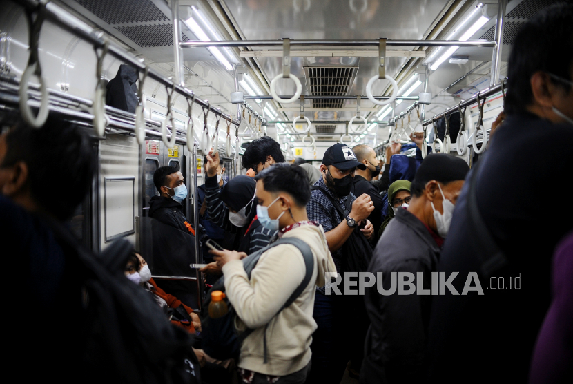 Sejumlah penumpang menaiki kereta rel listrik (KRL) di Stasiun Manggarai, Jakarta, Kamis (19/5/2022). PT Kereta Commuter Indonesia (KAI Commuter) membuat aturan baru tentang perjalanan kereta rel listrik (KRL) di wilayah Jabodetabek yakni menambah kapasitas penumpang menjadi 80 persen, aturan tersebut dibuat menyesuaikan aturan terbaru Surat Edaran (SE) Kementerian Perhubungan nomor 57 tahun 2022 tentang Petunjuk Pelaksanaan Perjalanan Orang dalam Negeri dengan Transportasi Perkeretaapian pada Masa Pandemi Covid-19. Republika/Thoudy Badai