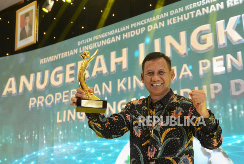 Presiden Direktur PT Adaro Indonesia, Priyadi berpose usai menerima Anugerah PROPER di Jakarta, Rabu (20/12/2023).