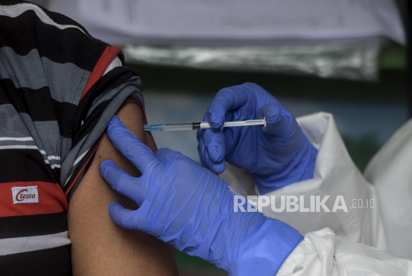 Kelurahan Grogol Utara menyediakan sembako gratis berupa 5 kilogram beras dan bahan pokok lainnya kepada warga setempat yang mengikuti vaksinasi COVID-19. Lurah Grogol Utara Sariman mengungkapkan pemberian sembako tersebut bertujuan menarik minat warga menghadiri gerai vaksinasi yang telah disediakan oleh Polres Metro Jakarta Selatan. (Foto: Tenaga kesehatan menyuntikan vaksin Covid-19)