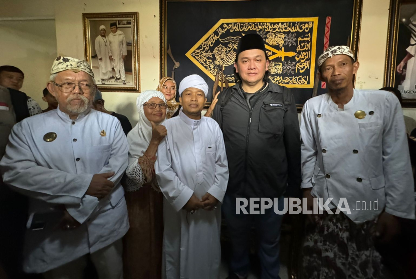 Salah satu tim kuasa hukum Saka Tatal, Farhat Abbas, bersama Pimpinan Padepokan Agung Amparan Jati, di Desa Lurah, Blok Karangtengah Kidul, Kecamatan Plumbon, Kabupaten Cirebon, Jumat (9/8/2024). 