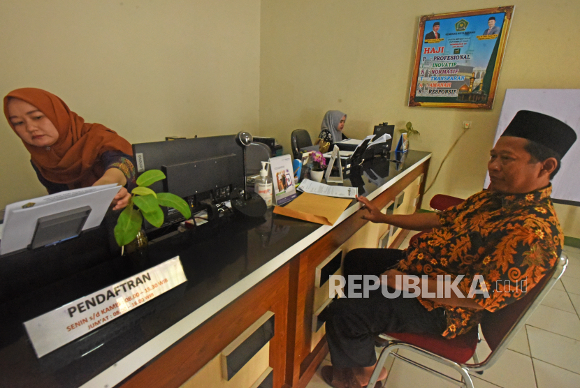 Petugas Kantor Kementerian Agama melayani warga yang mendaftar untuk ibadah haji di Kota Serang, Banten, Kamis (16/2/2023). Petugas bagian haji dan umroh Kemenag Provinsi Banten menyatakan jumlah pendaftar ibadah haji terus bertambah dan masa tunggu pendaftar pada bulan Februari 2023 mencapai 27 tahun.  