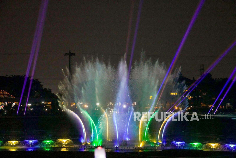 Atraksi dancing fountain dalam peresmian renovasi Taman Mini Indonesia Indah (TMII) di TMII, Jakarta Timur, Jumat (1/9/2023).