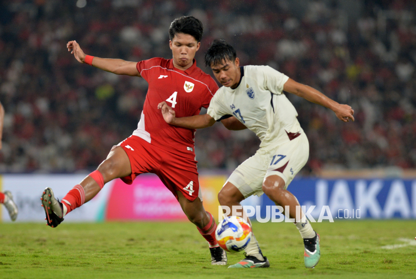 Pesepak bola Timnas U-23 Indonesia Kadek Arel Priyatna berebut bola dengan pemain Timnas U-23 Thailand dalam pertandingan semifinal Piala AFF U-23 2025 di Stadion Utama Gelora Bung Karno (SUGBK), Senayan, Jakarta, Jumat (25/7/2025). Indonesia melaju ke final Piala AFF U-23 setelah menang dalam babak adu penalti dengan skor 7-6 (1-1). Di final Indonesia akan melawan Vietnam.