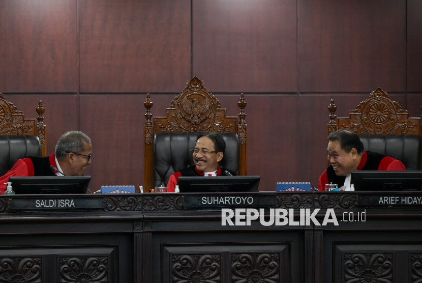 Ketua MK Suhartoyo (tengah) didampingi Wakil Ketua MK Saldi Isra (kiri) dan Hakim Konstitusi Arief Hidayat (kanan) berbincang saat sidang, di Gedung Mahkamah Konstitusi, Jakarta, Kamis (2/1/2025).