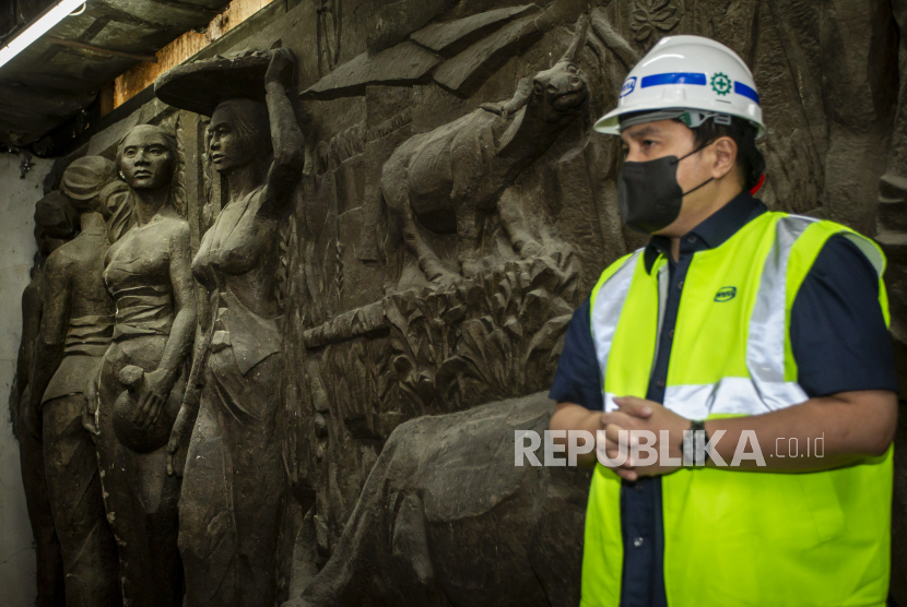 Menteri BUMN Erick Thohir meninjau lokasi penemuan relief di gedung Sarinah, Jakarta, Kamis (14/1/2021). Relief tersebut akan direstorasi dan dipamerkan kepada publik saat pemugaran gedung Sarinah rampung. 
