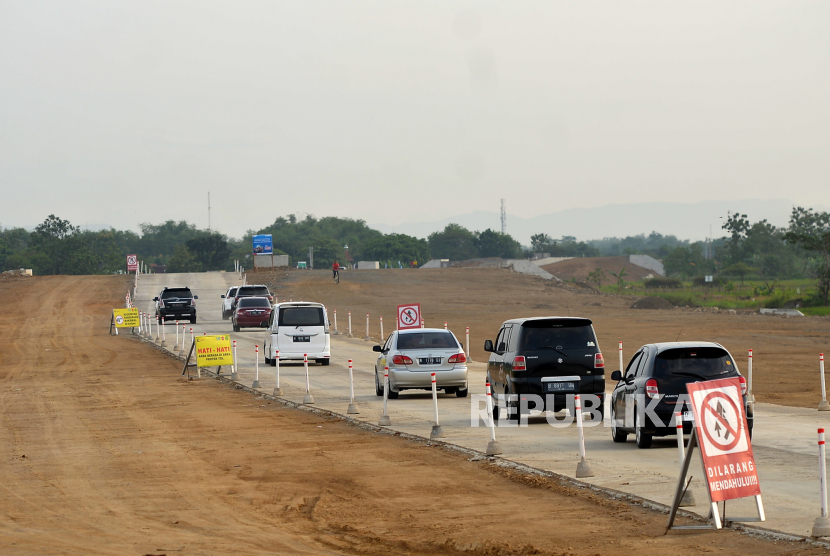 Kendaraan memanfaatkan jalur fungsional jalan tol Solo-Jogja di Sawit, Boyolali, Jawa Tengah. 