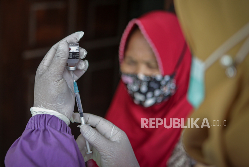 Petugas kesehatan menyiapkan vaksin COVID-19 sebelum disuntikkan pada lansia yang dilakukan dari rumah ke rumah di Benda, Kota Tangerang, Banten, Selasa (25/5/2021). Vaksinasi lansia dari rumah ke rumah tersebut guna mempermudah para lansia yang kesuliatan mengakses layanan vaksinasi COVID-19 dan sebagai upaya mempercepat capaian vaksinasi lansia.
