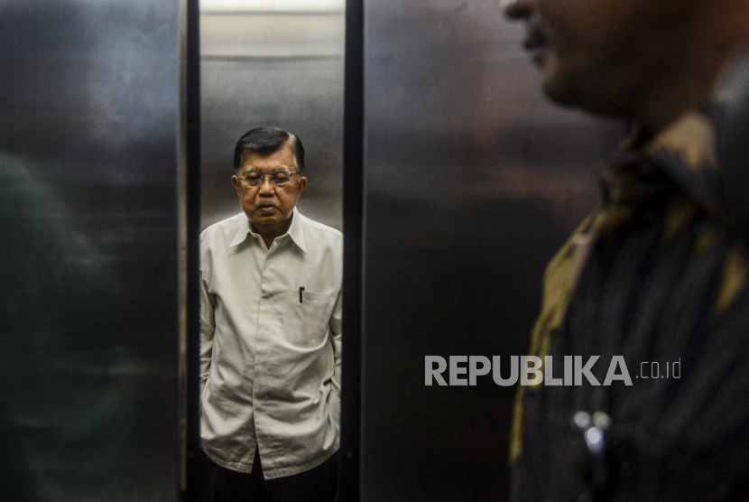 Ketua Umum Dewan Masjid Indonesia Jusuf Kalla menaiki lift untuk mengikuti rapat pimpinan MUI terkait Fatwa Nomor 14 Tahun 2020 tentang penyelenggaraan ibadah dalam situasi wabah Corona atau Covid-19 di kantor MUI, Jakarta, Selasa (17/3). 