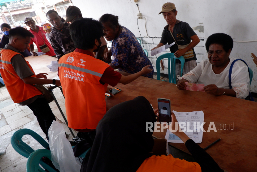 Petugas melayani warga penerima bantuan Sembako dan PKH di Kantor Pos Jayapura, Papua, Kamis (11/5/2023). 