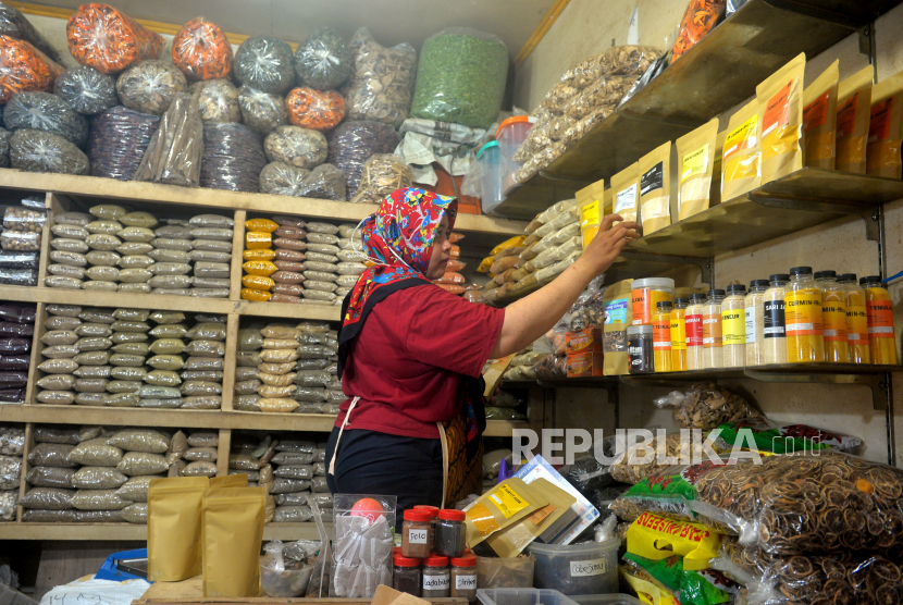 Pedagang menata barang dagangan jamu tradisional di Pasar Beringharjo, Yogyakarta, Kamis (24/2/2022). Kenaikan kasus Covid-19 akhir-akhir ini ternyata tidak menaikkan omset penjualan jamu tradisional. Berbeda dengan saat pertama kasus Covid-19 2020 silam. Untuk jamu tradisional yang masih diburu konsumen yakni jamu untuk membantu menjaga ketahanan tubuh.