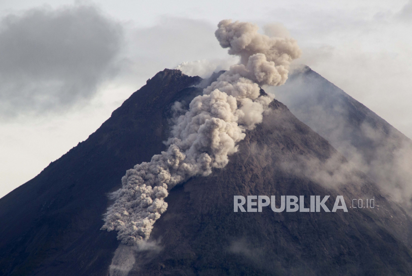  Awan panas dari bahan vulkanik mengalir menuruni lereng Gunung Merapi pada Rabu, 27 Januari 2021. 