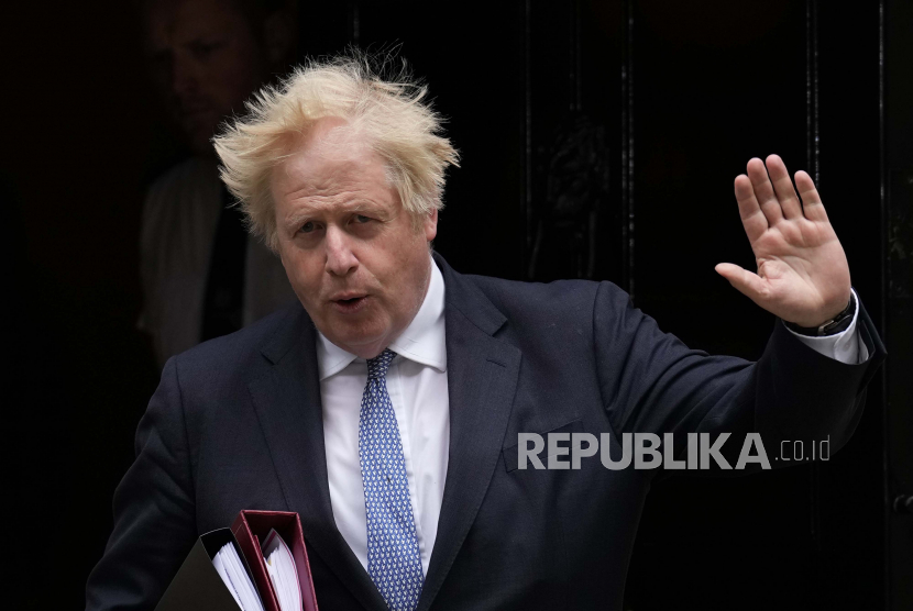 Perdana Menteri Inggris Boris Johnson meninggalkan 10 Downing Street untuk menghadiri sesi mingguan pertemuan untuk menjawab pertanyaan Parlemen di Gedung Parlemen, di London, Rabu, 25 Mei 2022. Johnson menjalani operasi sinus pada Senin, 20 Juni 2022.