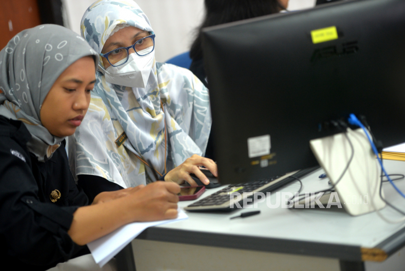 Petugas mencermati berkas pendaftaran bakal calon legislatif Pemilu 2024 di kantor KPU (ilustrasi) 
