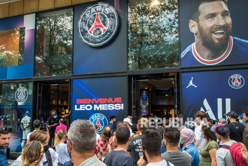 Para penggemar mengantre untuk membeli jersey baru Lionel Messi di PSG, belum lama ini. 