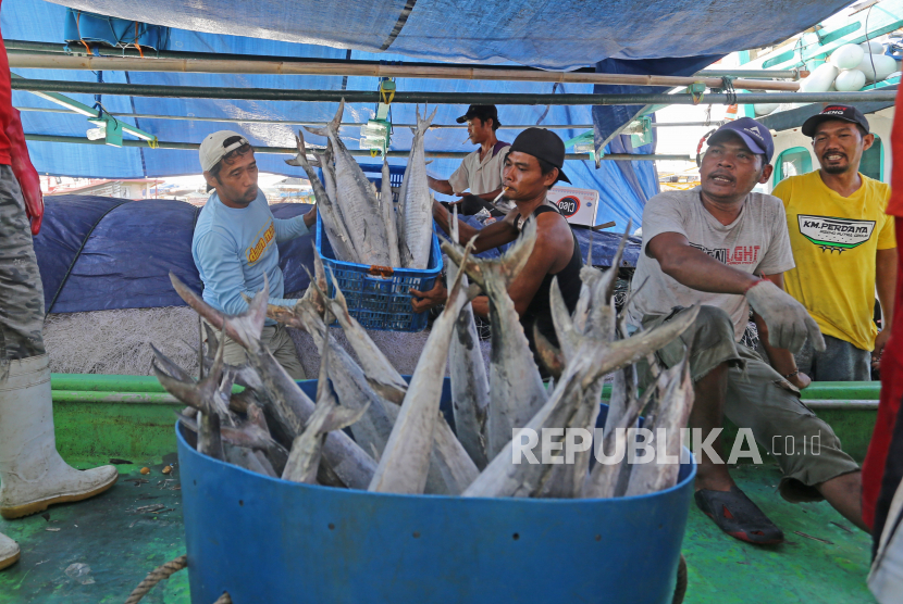 Pekerja membongkar ikan untuk dijual di pelabuhan ikan Karangsong, Indramayu, Jawa Barat, Selasa (5/7/2022). Kementerian Kelautan dan Perikanan (KKP) menargetkan angka konsumsi ikan sebesar 62,05 kilogram per kapita per tahun pada tahun 2024 melalui diversifikasi olahan perikanan. 