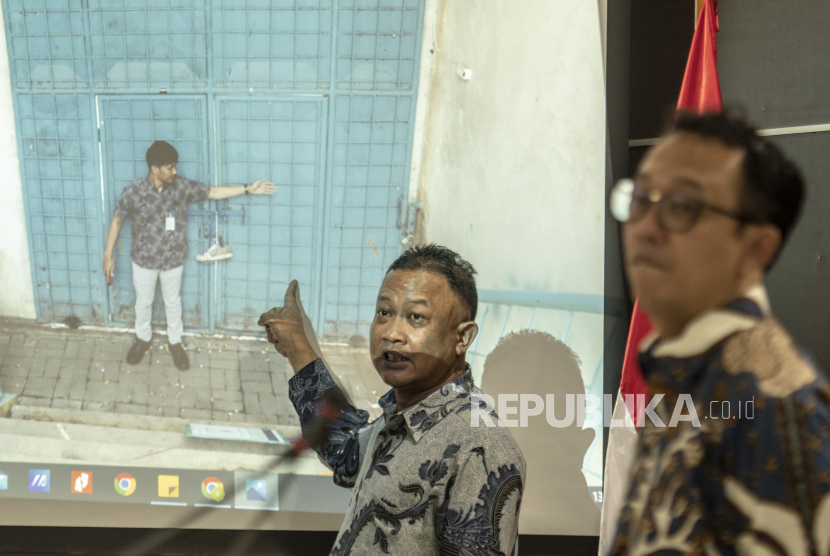 Komisioner Penyelidikan atau Pemantauan Komnas HAM  Mohammad Choirul Anam (kiri) bersama Koordinator Subkomisi Pemajuan HAM/Komisioner Pendidikan dan Penyuluhan Beka Ulung Hapsara (kanan) memberikan keterangan kepada media terkait hasil temuan awal Komnas HAM atas Tragedi Kemanusiaan Stadion Kanjuruhan di kantor Komnas HAM, Jakarta, Rabu (12/10/2022). Dalam keterangannya Komnas HAM menilai penyebab utama tragedi Kanjuruhan ialah penggunaan gas air mata. 