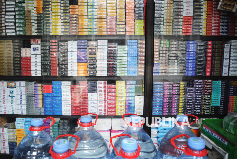 Tumpukan rokok yang diatur secara rapih di sebuah warung di Jakarta. (ilustrasi)