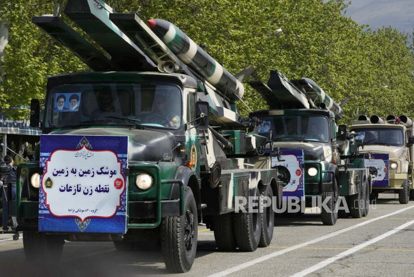 Sejumlag rudal diangkut truk saat parade Hari Angkatan Bersenjata di pangkalan militer utara Teheran, Iran, Rabu (17/4/2024). 