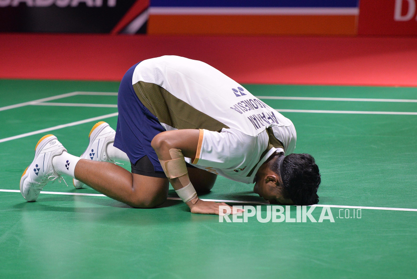 Gaya Alwi Farhan Usai Juarai Indonesia Masters, Sujud Syukur sampai Berpose Ala Model