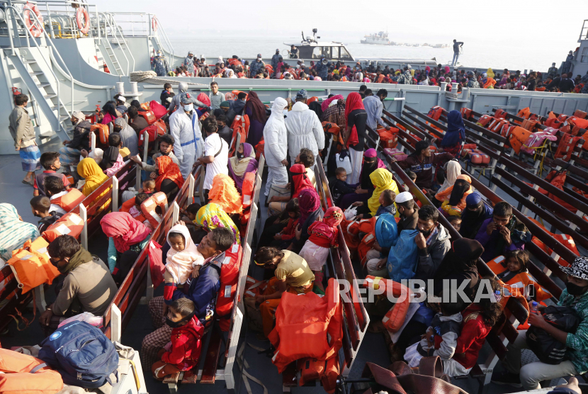 Sekelompok pengungsi Rohingya di atas kapal angkatan laut saat mereka pindah ke Pulau Bhashan Char, di Chittagong, Bangladesh 29 Desember 2020. Kelompok kedua pengungsi Rohingya dipindahkan ke pulau Bhashan Char di bawah distrik Noakhali.