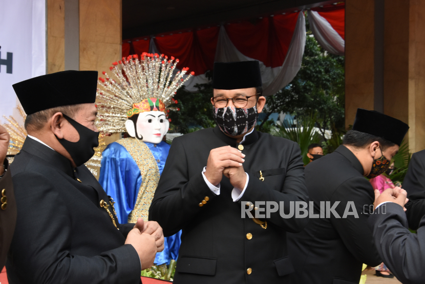 Gubernur DKI Jakarta Anies Baswedan (tengah) memberi salam usai memimpin upacara peringatan HUT ke-493 Kota Jakarta di halaman Balai Kota DKI Jakarta, Senin (22/6/2020). Upacara HUT Kota Jakarta yang diperingati setiap tanggal 22 Juni itu diselenggarakan dengan menerapkan protokol kesehatan COVID-19