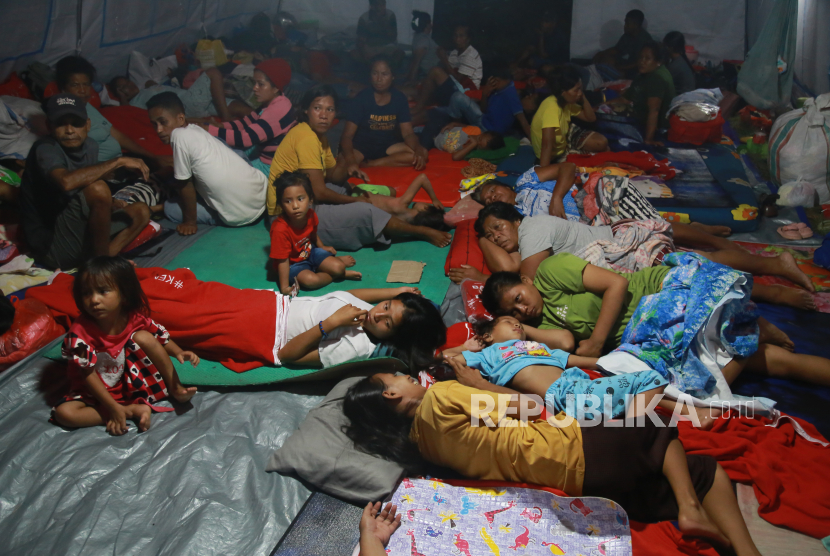 Warga beristirahat posko penggungsian usai di evakuasi dari desa Sangaji Nyeku di Desa Gam Ici Kabupaten Halmahera Barat Maluku Utara, Sabtu (18/5/2024).